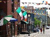 De Newfoundlandse en Ierse driekleur aan de gevel van een café in George Street (St. John's)