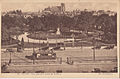 Devant la gare, où flotte un calicot annonçant le 3e Grand prix de la Marne de 1927