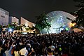 Réunions de protestants devant le planétarium durant les manifestations de 2019-2020 à Hong Kong.