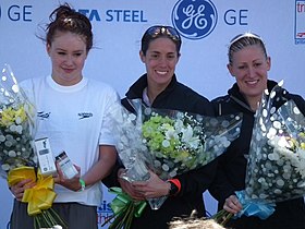 Lucy Hall (links) neben Helen Jenkins (Siegerin) und Jodie Stimpson nach dem Strathclyde Park Triathlon (2011)