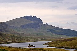 The Storr na poloostrově Trotternish, vpravo na snímku skalní věž Old Man of Storr