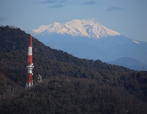 岐阜シティ・タワー43から望む、金華山上にある上加納山タワーと御嶽山