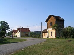 Vlevo je dopravna Kasejovice, vlevo drážní vodárna