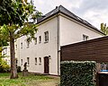 Wohnhaus (Hinterhaus) in halboffener Bebauung, mit Garten und Gartenplastiken