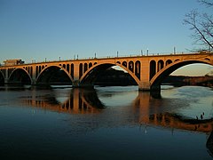 جسر فرانسيس سكوت كي فوق نهر بوتوماك في واشنطن العاصمة (2006)