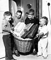 Kinderen houden een mand vol cadeautjes vast, 1958-1965