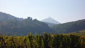 Vue sur les châteaux de Kintzheim et du Haut-Koenigsbourg depuis la route entre Châtenois et Kintzheim