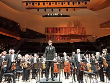 תזמורת פריז עם המנצח קלאוס מקלה