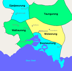 Изображение представляет собой карту области Мельбурна с цветными областями, отмеченными (по часовой стрелке с запада от залива Порт-Филип на восток: «Ватауронг», «Джаджавурунг», «Таунгуронг», «Войворунг» и «Бунвуррунг»).