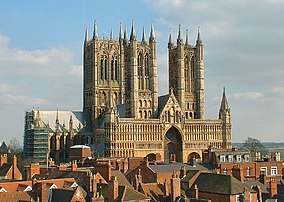 La catedral de Lincoln (1072-1092), Inglaterra, tiene dos torres occidentales y sobre el crucero una enorme torre rematada por una aguja que durante 200 años la hizo la torre más alta del mundo.