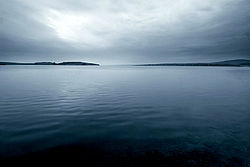 פני המים של אגם מַנְדְרֶנְסְקוֹ