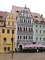 Wohnhaus in geschlossener Bebauung mit Seitenflügel zum Hof und Hinterhaus, im Innenhof Wandbrunnen