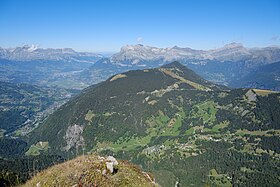 Vue depuis le mont Vorassay au sud de la tête de la Charme au centre avec à sa droite le col de Voza, en arrière le Prarion et au loin le massif du Faucigny et la vallée de l'Arve.