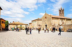 Piazza centrale del paese