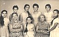 כתת תלמידות פסנתר של מרים מריאנסקי בחדרה עם חברתה ומנהלת קונסרבטוריון על שמה בחיפה גב' דוניה ויצמן אחותו של הנשיא חיים ויצמן 1957.