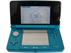 Nintendo 3DS bleue ouverte, avec le navigateur web lancé, affichant la page Wikipedia.org.