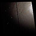 Foto vum baussenzege Beräich gemaach vum Hubble-Weltraumteleskop. Riets uewen ass d'Ranksegment vun der héijer Stärenentwécklungsquot ze gesinn.