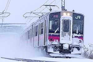 奥羽本線を走行する701系電車 （2016年12月 撫牛子駅 - 川部駅間）