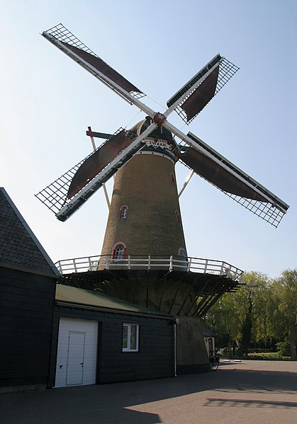 File:Ouddorp molen De Zwaan draaiend.jpg