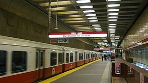 Платформа отправления и поезд на вокзале Гарвард, ноябрь 2011.jpg