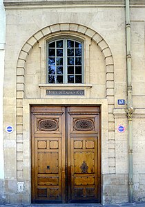 Main portal, with the name and completion date of the hôtel engraved above