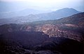 Alter Krater des Vulkans Pacaya, im Hintergrund der Amatitlán-See, Guatemala, 2002