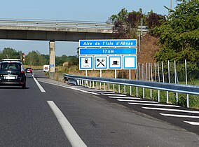 CE15g, CE16, CE18 Aire de l'Isle d'Abeau à 17 km avec poste de carburant et recharge des véhicules électriques, autoroute A43, Isère.