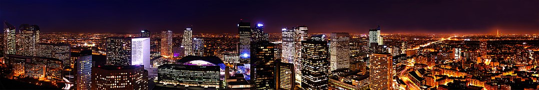 Paris-La Défense, premier quartier d'affaires européen par l'étendue de son parc de bureaux[322], attire plus de 8 millions de visiteurs chaque année[323].