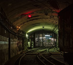 Развилка линий в двухпутных тоннелях Парижского метрополитена. Вид из тоннеля закрытой линии