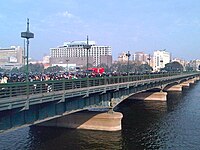מפגינים ושוטרים על הגשר בימי המהפכה במצרים ב-2011