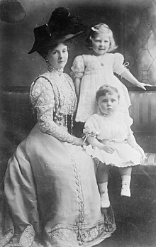 Princess Alice, Countess of Athlone with children.jpg