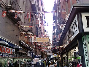 Italiano: Quartieri Spagnoli da Via Toledo. (N...