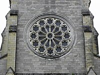 Rosace de la façade principale de la chapelle des Carmes.