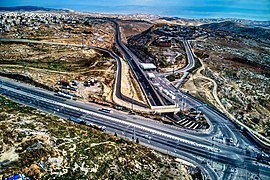 החלק המזרחי, הוותיק של ענאתא מגיע עד לכביש הטבעת המזרחי של ירושלים שבין נתיביו גדר ההפרדה שבין ענאתא וישראל.