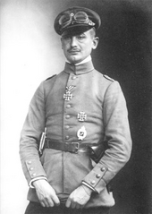 Rudolf Berthold, de face, en uniforme, avec une casquette et des lunettes d'aviateur sur la tête.