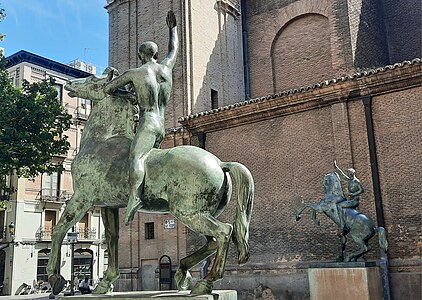 Esculturas Saludo Olímpico realizadas por Pablo Gargallo y situadas a la entrada del Museo Pablo Gargallo.