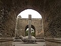 La tortuga en el Pabellón Cuadrado (Sifangcheng), con la estela Shengong Shengde ("Méritos divinos y virtudes santos"), escrita por el Emperador Yongle