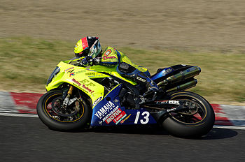 Závodník týmu Etching Factory jedoucí na superbiku Yamaha YZF-R1 v kvalifikaci 300kilometrového vytrvalostního závodu na okruhu v Suzuce