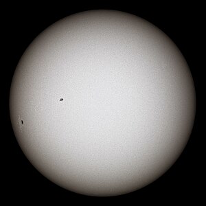 2019年5月8日に可視光線で撮影された太陽。