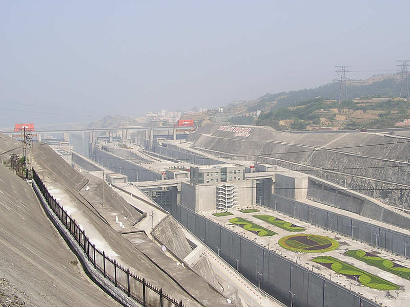 Fichier:Three gorges dam locks view from vantage point.jpg