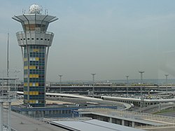 Tour de contrôle de l'aéroport d'Orly. Au second plan l'aérogare Ouest