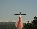 Le Boeing 747 Supertanker N479EV en action lors de l'incendie du Carmel de 2010. Il s'agit du plus grand bombardier d'eau au monde.