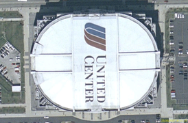 Ein Blick auf das Dach mit altem Logo des United Center