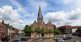 Markt van Zomergem met de Sint-Martinuskerk