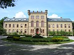 Östervångsskolan - ett gammelt husen med medeltidsromantisk stil med hörntorn och rik tegeldekor