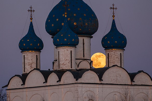 153. Полная луна над Богородице-Рождественским собором, Суздаль Автор — Ted.ns