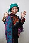 Kobieta z dzieckiem w tradycyjnym stroju.