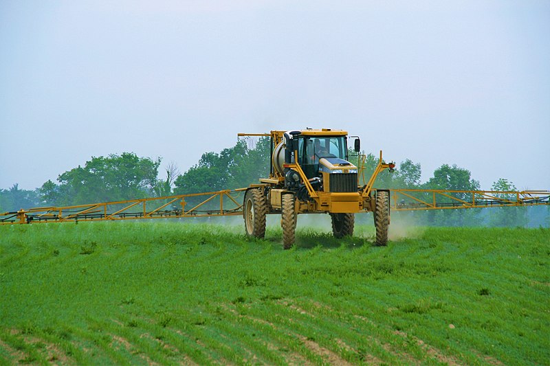 http://upload.wikimedia.org/wikipedia/commons/thumb/8/84/1264_Rogator_Spraying_Corn.JPG/800px-1264_Rogator_Spraying_Corn.JPG