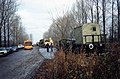 Dezember 1991: Schwerlasttransporter der Bundesbahn samt Straßenfahrzeugen in Krauthausen