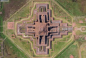 Vue aérienne de Somapura Mahavihara au Bangladesh, inscrit sur la liste du patrimoine mondial de l'UNESCO. (définition réelle 5 331 × 3 589)